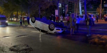 Esenyurt’ta sürücüsünün direksiyon hakimiyetini kaybettiği otomobil takla attı