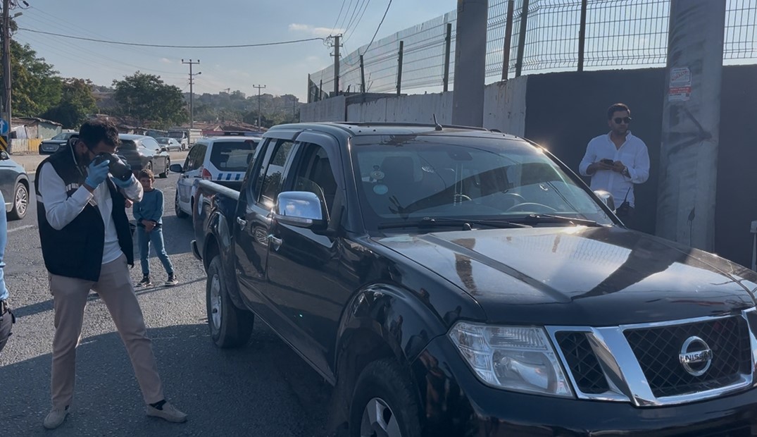 Seyir halindeki arabayı kurşun yağmuruna tuttular