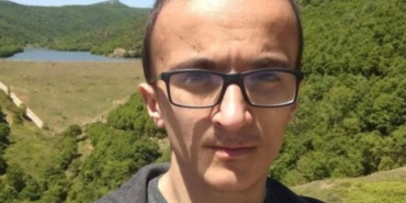 Başı çekyatın altına sıkışmış halde ölü bulundu