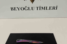 Taksim’de sevgilisini kıskanan kadın 3 kişiyi bıçakladı