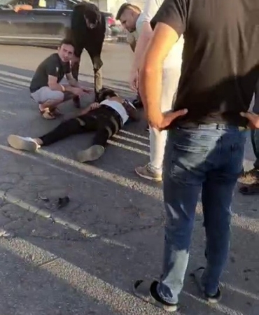 Cadde üzerinde motosiklet ve otomobil çarpıştı: 1 yaralı
