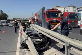 Hafriyat kamyonu ile çarpışan otomobil demir bariyerlerin altına girdi: 2 yaralı