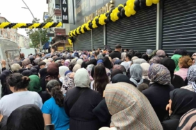 Sultangazi’de mağaza açılışında ’indirim’ izdihamı