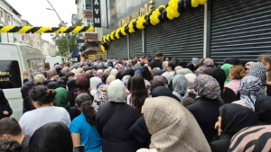 Sultangazi’de mağaza açılışında ’indirim’ izdihamı