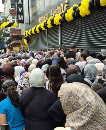 Sultangazi’de mağaza açılışında ’indirim’ izdihamı