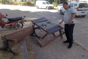 Kamu malına zarar veren şahıs güvenlik kamerasına takıldı