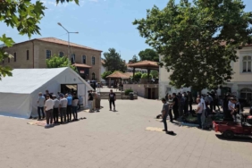 Sındırgı’da cuma namazı çadırlarda kılındı
