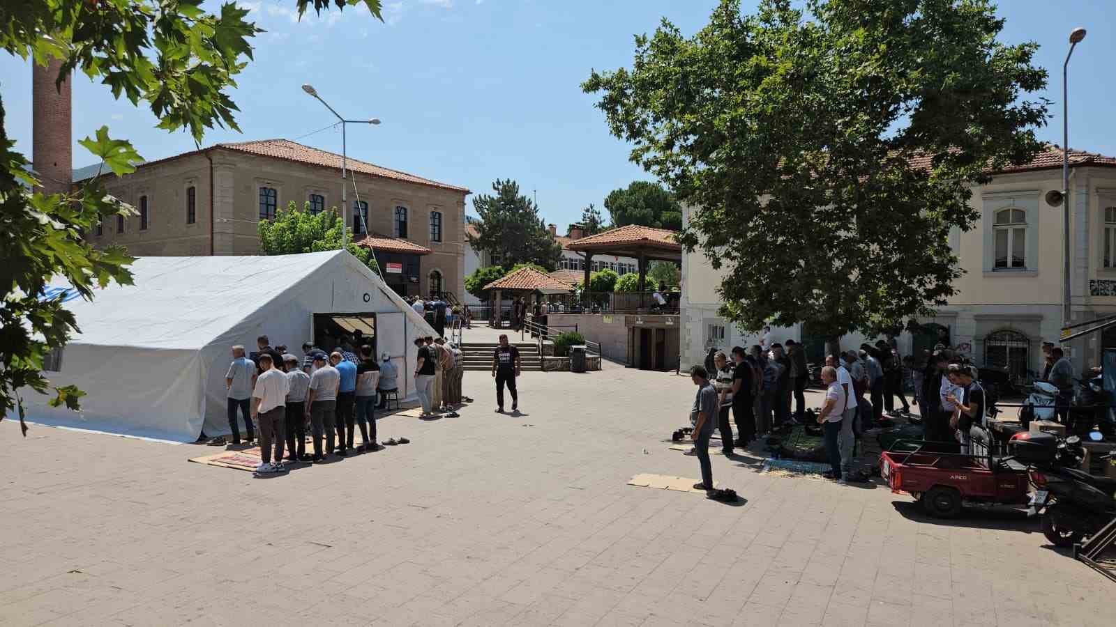 Sındırgı’da cuma namazı çadırlarda kılındı