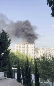 Bağcılar 2040 Sokak’taki 15 katlı bir binada yangın çıktı. Çok sayıda itfaiye ekibi yangını söndürmek için çalışma başlatırken, vatandaşların binadan tahliye edildiği öğrenildi.