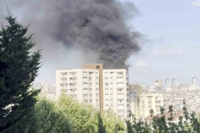Bağcılar 2040 Sokak’taki 15 katlı bir binada yangın çıktı. Çok sayıda itfaiye ekibi yangını söndürmek için çalışma başlatırken, vatandaşların binadan tahliye edildiği öğrenildi.