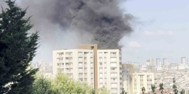 Bağcılar 2040 Sokak’taki 15 katlı bir binada yangın çıktı. Çok sayıda itfaiye ekibi yangını söndürmek için çalışma başlatırken, vatandaşların binadan tahliye edildiği öğrenildi.