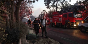Çanakkale Valisi Toraman devam eden söndürme çalışmalarını yerinde inceledi