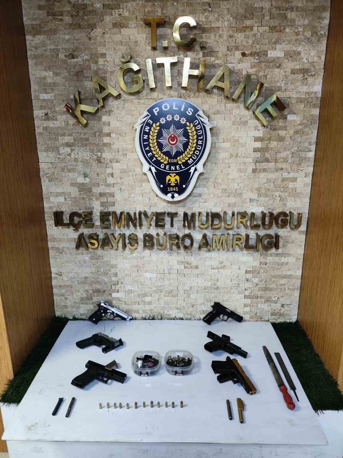 Fatih’te kuru sıkı tabancaları gerçeğe dönüştüren şüphelilere operasyon: 2 gözaltı