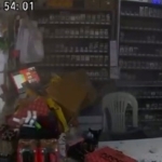 Sındırgı’da deprem anı market kamerasına yansıdı