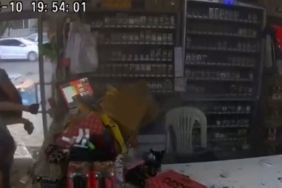 Sındırgı’da deprem anı market kamerasına yansıdı