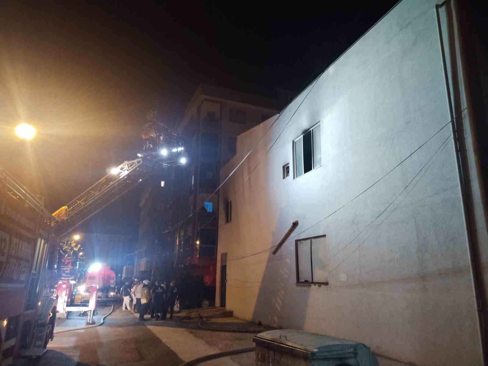 Pendik’te elektrik kablosu deposunda yangın