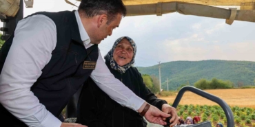 76 yaşında ilk kez vali gördü Fevziye teyzenin heyecanı gülümsetti