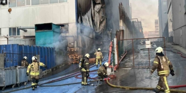 Arnavutköy’de 6 katlı fabrikada yangın