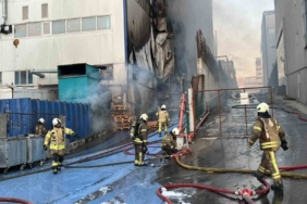 Arnavutköy’de 3 katlı fabrikada yangın