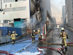 Arnavutköy’de 3 katlı fabrikada yangın