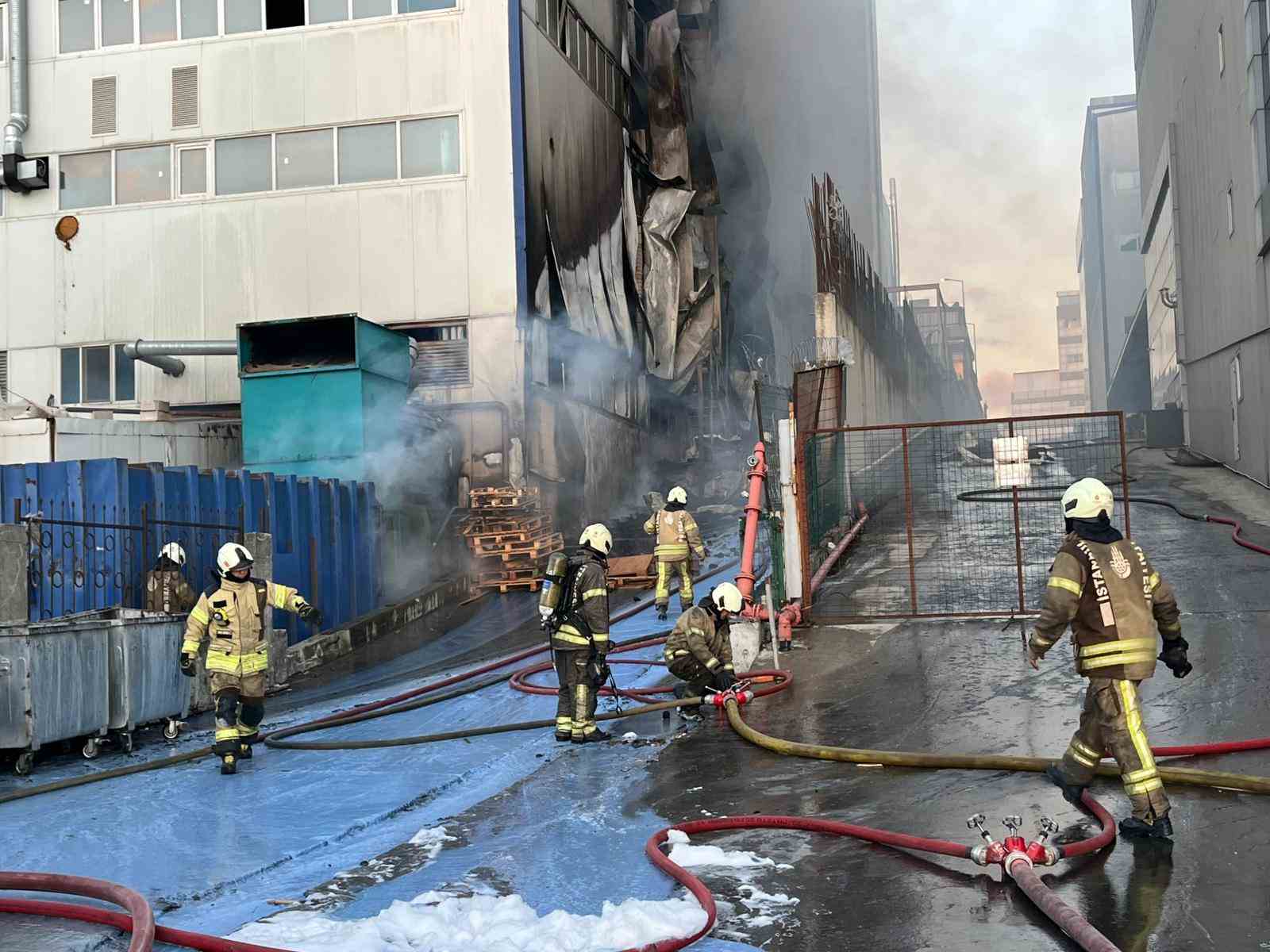 Arnavutköy’de 3 katlı fabrikada yangın