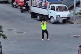 Husumetlilerin oturduğu kıraathaneye pompalı tüfekle ateş açtı: O anlar kamerada