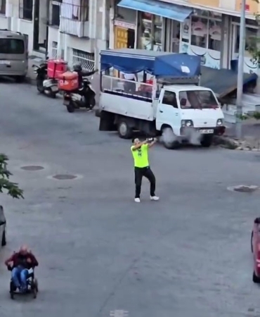 Husumetlilerin oturduğu kıraathaneye pompalı tüfekle ateş açtı: O anlar kamerada
