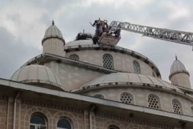 Cami kubbesinde mahsur kalan leyleği itfaiye kurtardı