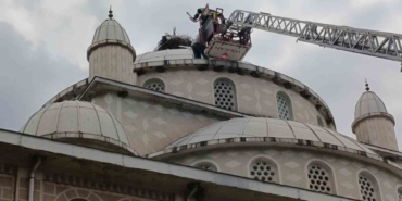 Cami kubbesinde mahsur kalan leyleği itfaiye kurtardı