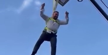 Bursa’da damadı vinçte sallandırdılar