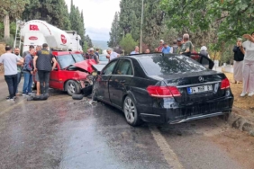 Mercedes ile Tofaş otomobil çarpıştı: 1 ölü, 4 yaralı