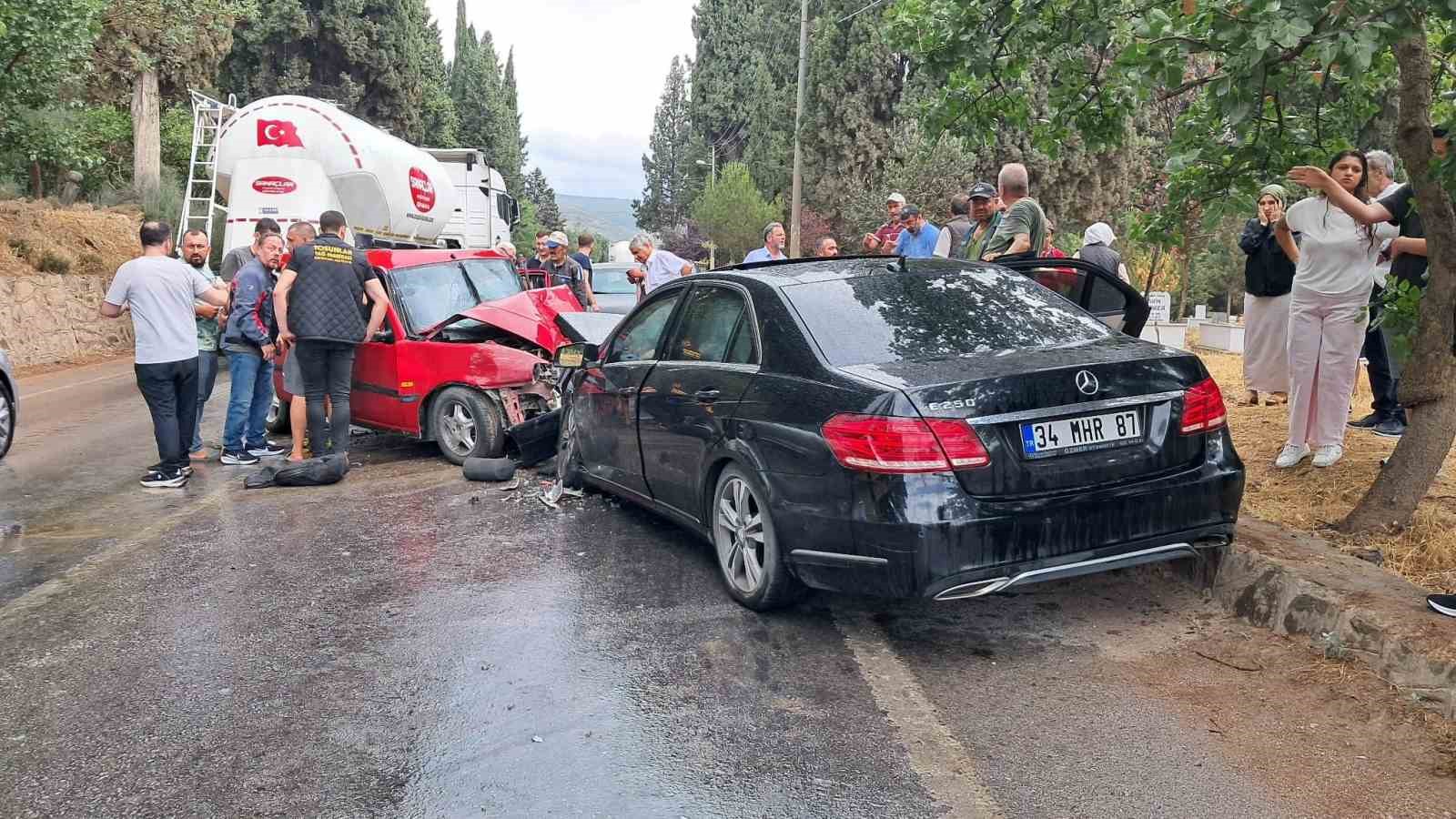 Mercedes ile Tofaş otomobil çarpıştı: 1 ölü, 4 yaralı