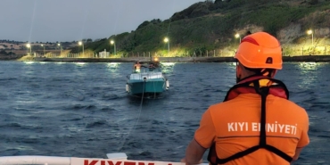 Çanakkale Boğazı’nda içinde 2 kişinin bulunduğu tekne kurtarıldı