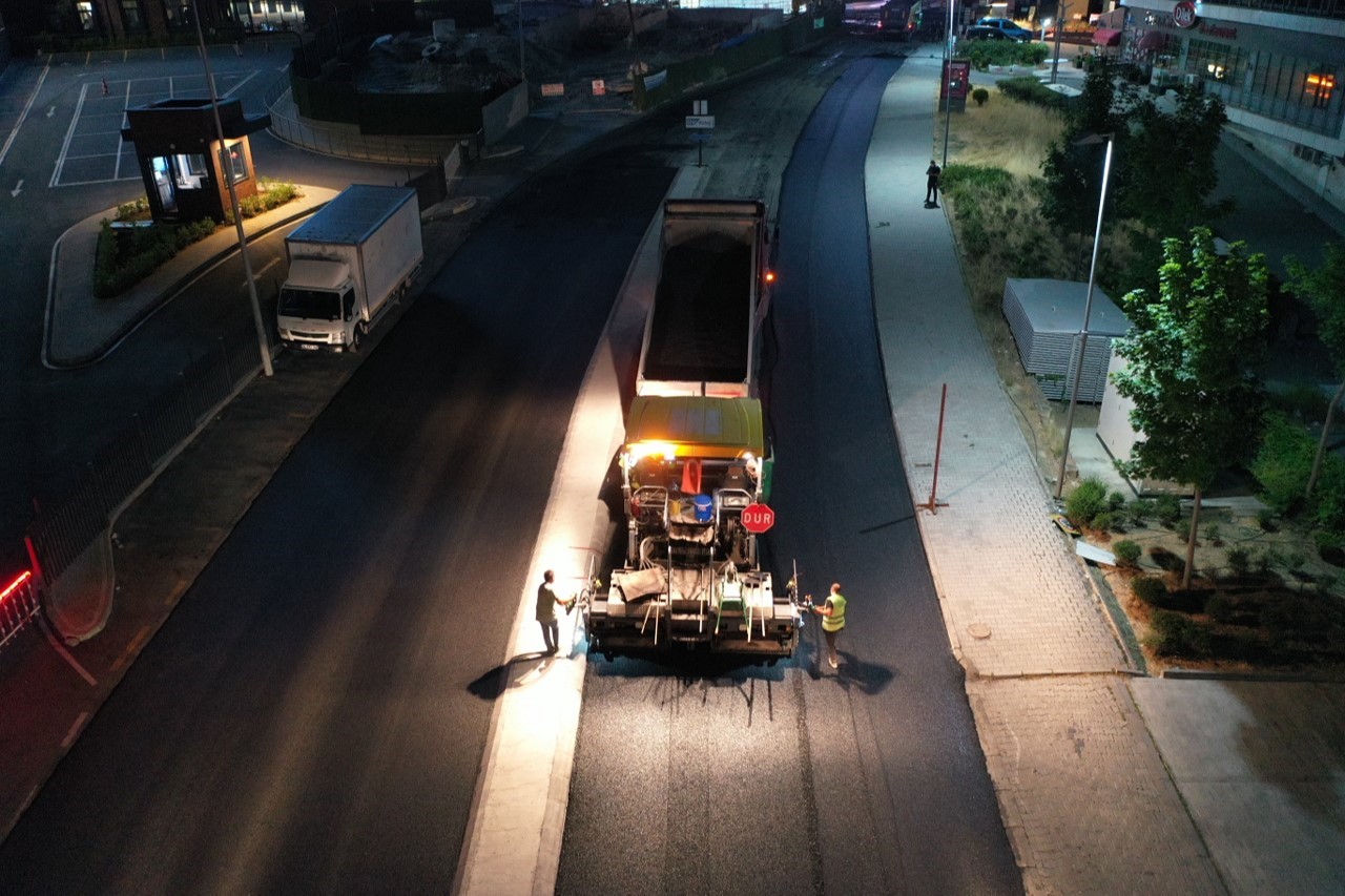 Küçükçekmece’de asfalt çalışmaları ile yol konforu artıyor
