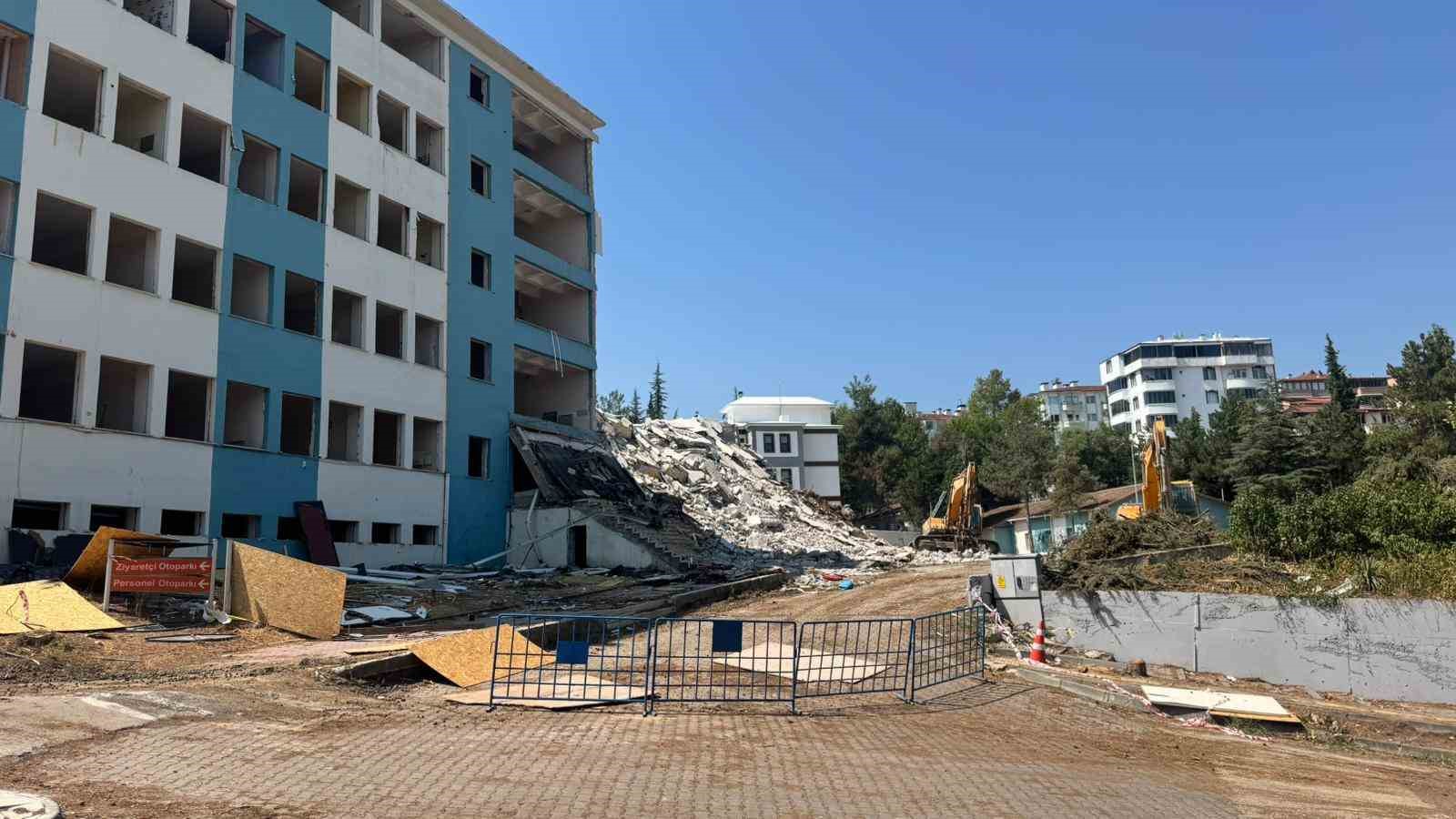 Eski devlet hastanesi polikliniği yıkılıyor yerine psikiyatri servisi kurulacak