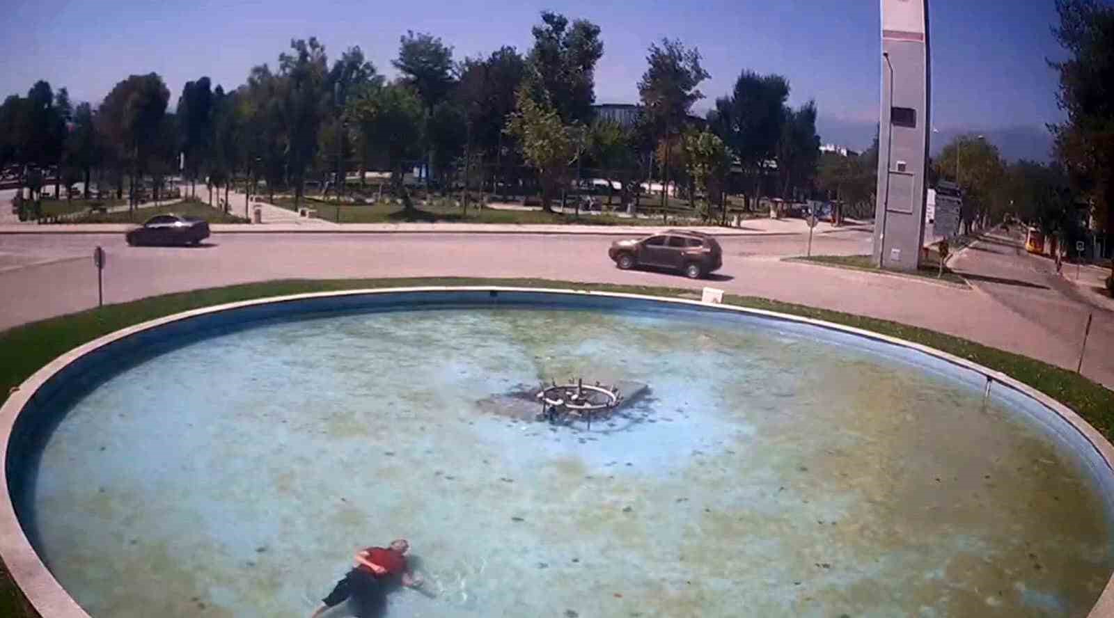 Bursa’da alkollü şahıs süs havuzuna düştü