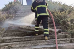 Kayı Anıtı’na çıkan tahta merdivenlerde yangın