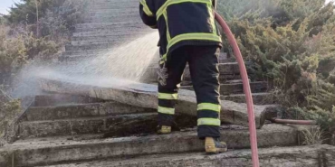 Kayı Anıtı’na çıkan tahta merdivenlerde yangın