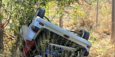 Uçuruma yuvarlanan otomobil sürücüsü yaralandı