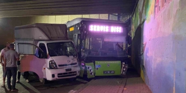 Halk otobüsü ile kamyonet çarpıştı: 2 yaralı