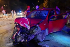 Sakarya’da duvara çarpan otomobil hurdaya döndü: 2 yaralı