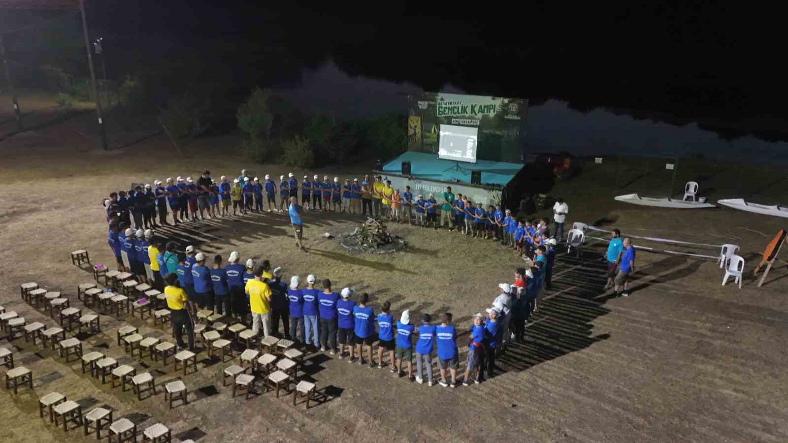 Arnavutköy Belediyesi’nin düzenlediği doğa kampında babalar ve oğulları keyifli vakit geçirdi