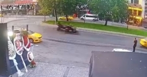 Beyoğlu’nda iş yerine silahlı saldırı güvenlik kamerasında: 1 tutuklama