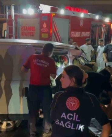 Bayrampaşa’da alkollü sürücünün kullandığı araç kamyonete çarptı: 3 yaralı