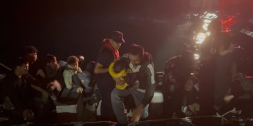 Çanakkale’de 25 kaçak göçmen ile 1 göçmen kaçakçısı yakalandı