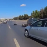 Arnavutköy’de motosikletli, araç altında kalmaktan son anda kurtuldu