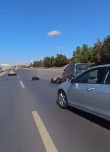 Arnavutköy’de motosikletli, araç altında kalmaktan son anda kurtuldu