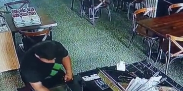 Topallayarak girdiği restorandan cüzdan çaldı, hırsızlık anı kameraya yansıdı