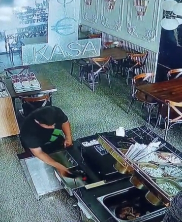 Topallayarak girdiği restorandan cüzdan çaldı, hırsızlık anı kameraya yansıdı