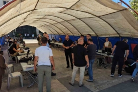 Deprem sonrası belediye hizmetlerini çadırda sürdürüyor